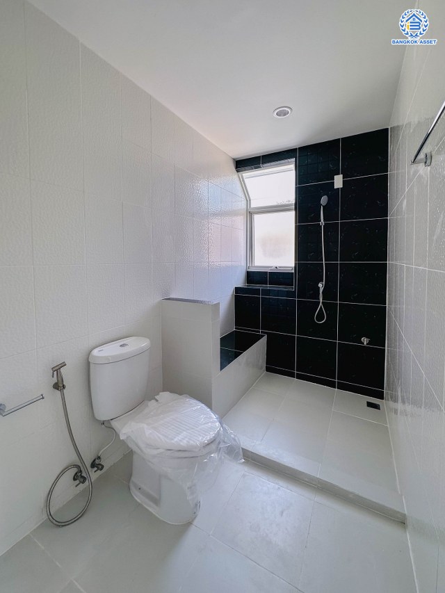 บ้านมือสองตกแต่งใหม่ โครงการ ชัยพฤกษ์ บางบัวทอง บ้านเดี่ยวจากแบรนด์ LH เนื้อที่ 83.2 ตร.ว. ฟังก์ชัน 3 ห้องนอน 3 ห้องน้ำ 1 ห้องอเนกประสงค์ จอดรถได้ 2 คัน พร้อม Facilities ครบครัน บนทำเลเดินทางสะดวก ติดถนนบางกรวย-ไทรน้อย ใกล้เซ็นทรัลเวสต์เกต และรถไฟฟ้าสายสีม่วง "สถานีบางพลู"